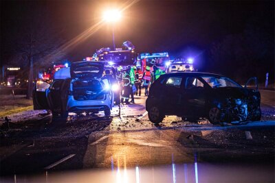 Drei Schwerverletzte bei Unfall auf B 92 in Oelsnitz - Ein Toyota und ein VW Polo sind am Freitagabend auf der B92 am Abzweig nach Untermarxgrün zusammengestoßen.