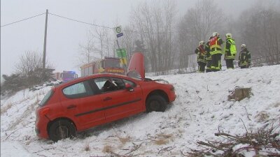 Drei Schwerverletzte bei Unfall bei Bärenstein - Eine 24-Jährige kam auf der B95 bei Bärenstein mit ihrem Auto von der Fahrbahn ab und rutschte einen Hang hinab.