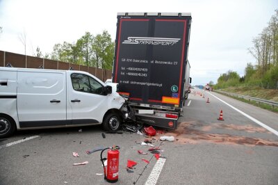 Drei Schwerverletzte nach Unfällen auf A 4 bei Hohenstein-Ernstthal - Ein Transporter kollidierte am Dienstag mit insgesamt zwei Lkw auf A 4 bei Hohenstein-Ernstthal.