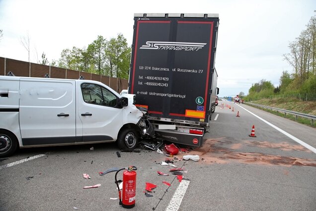 Drei Schwerverletzte nach Unfällen auf A 4 bei Hohenstein-Ernstthal - Ein Transporter kollidierte am Dienstag mit insgesamt zwei Lkw auf A 4 bei Hohenstein-Ernstthal.
