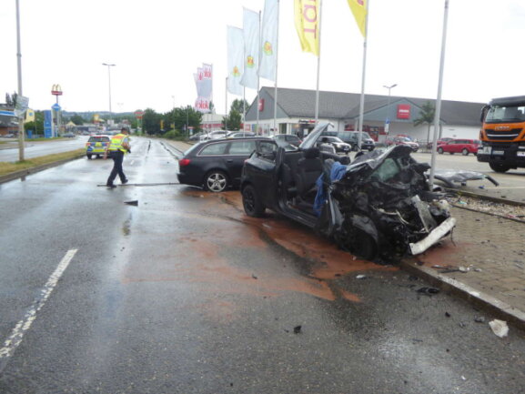 Drei Schwerverletzte nach Unfall auf B 93 in Zwickau - Die Fahrerin des Opel musste von der Feuerwehr aus ihrem Auto befreit werden. 