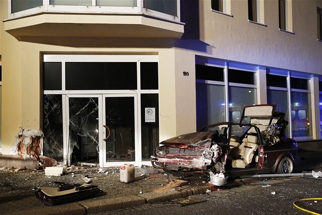 Drei Schwerverletzte nach Unfall auf der Augustusburger Straße - 
