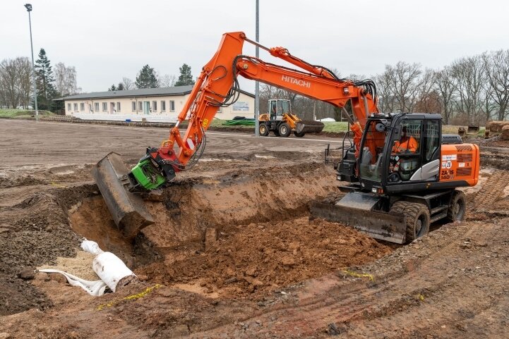 Ende November waren im Peniger Stadion Mitarbeiter der Firma Delling Bau Claußnitz mit Erdarbeiten für den Bau der Zisterne beschäftigt. Diese wird für die Beregnungsanlage benötigt. 