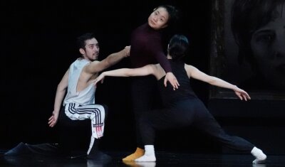 Drei starke Frauen im Mittelpunkt - Tanzszene mit Lorenzo Colella, Miyu Fukagawa und Momoe Kawamura (v. l.). 