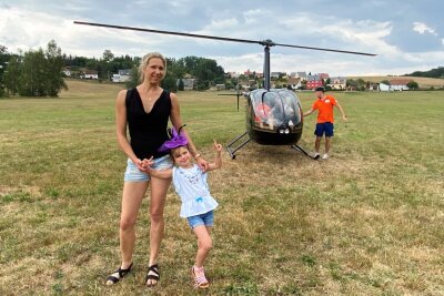Susan Reschke und Tochter Vanessa freuten sich auf den Helikopter-Rundflug am später Nachmittag. Angst habe sie keine, sagte die fünfjährige Vanessa. Sie hat extra für das Dorffest einen bunten Hut aufgesetzt.