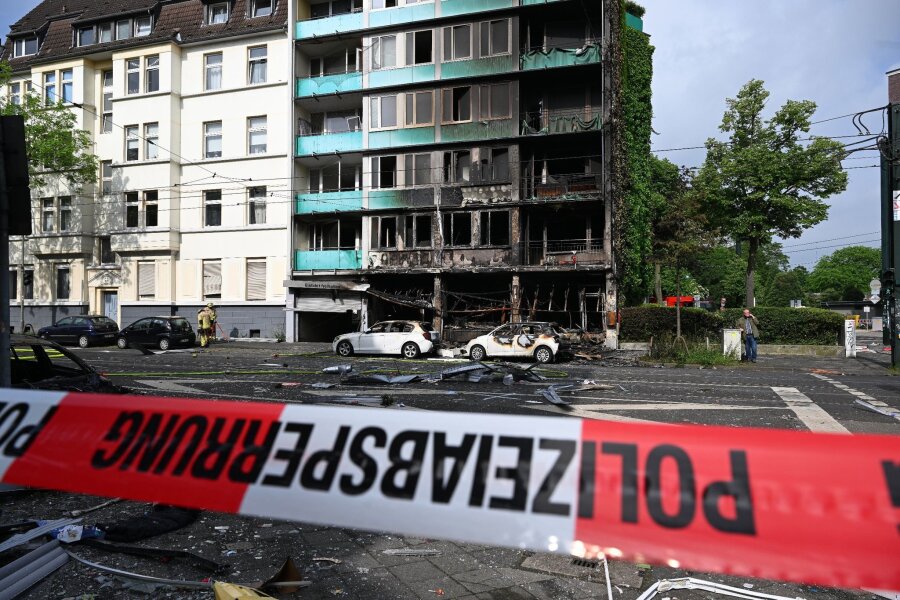 Drei Tote bei Brand in Düsseldorf - Die Unglücksstelle wurde weiträumig abgesperrt.