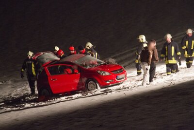 Drei Tote durch Schnee und Eis in Südwestsachsen - Ein Opel ist am Montagfrüh auf der K7112 zwischen Mildenau und Königswalde von der schneeglatten Fahrbahn abgekommen und gegen einen Baum geprallt.