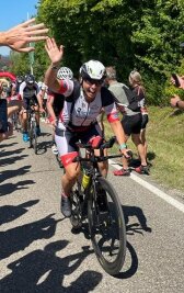 Drei Triathleten und die Königsdisziplin - Daniela Schweizer-Theodor am berühmten Solarer Berg auf der Radstrecke von Roth. 