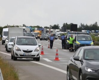 Drei Unfälle auf der Autobahn 4 - Die A 4 war nach den Unfällen zeitweise voll gesperrt.