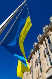 Drei Unterkünfte für Ukraine-Flüchtlinge geplant - Die Ukraine-Flagge vor dem Landratsamt als Zeichen der Solidarität: Mehr als 400 Flüchtlinge sind bisher im Kreis angekommen. 