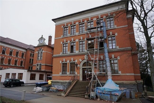 Drei Veränderungen prägen das Jahr am Oelsnitzer Gymnasium - Der Westflügel des Julius-Mosen-Gymnasiums Oelsnitz: Die oberen Geschosse sind Baustelle.
