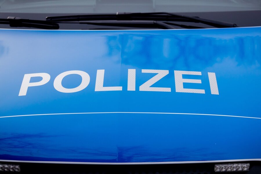Drei Verletzte bei Auffahrunfall im Vogtlandkreis - Der Polizei-Schriftzug steht auf einem Einsatzfahrzeug.