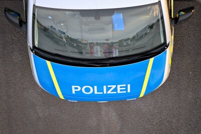 Drei Verletzte bei Brand von Wohnhaus in Zittau - Ein Polizeiauto bei einem Einsatz
