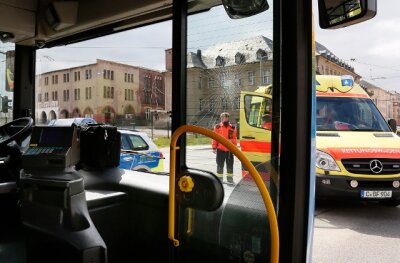 Drei Verletzte bei Bus-Notbremsung - 