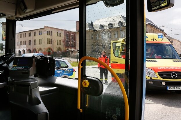 Drei Verletzte bei Bus-Notbremsung - 