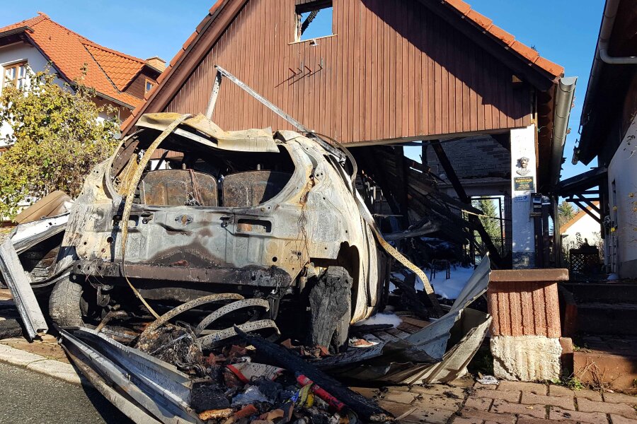 Drei Verletzte bei Garagenbrand in Rothenkirchen - 