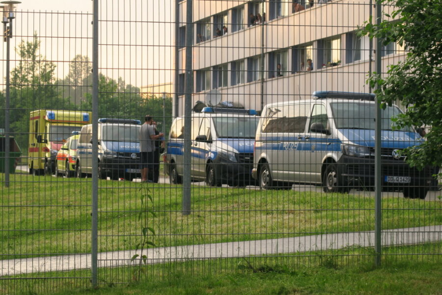 Drei Verletzte bei Schlägerei im Asylbewerberheim Schneeberg - Mit zehn Streifenwagen waren die Beamten im Einsatz.