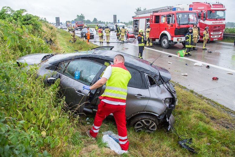 Drei Verletzte bei Unfall auf der A72 bei Niederdorf - 