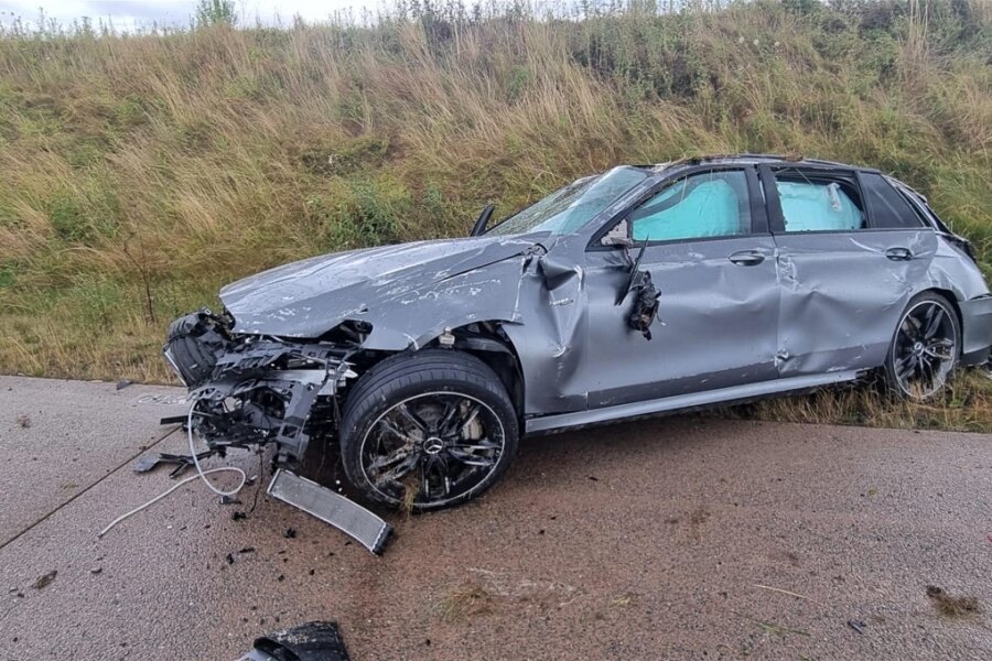 Drei Verletzte bei Unfall auf der A72 - Mehrfach überschlagen hatte sich am Sonntagnachmittag dieser Mercedes bei einem Unfall auf der A72.