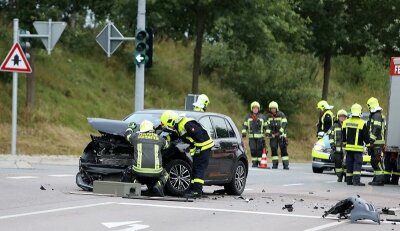Drei Verletzte bei Unfall auf Kreuzung - Bei einem Unfall in Lichtenstein sind am Mittwochmorgen nach ersten Informationen drei Menschen verletzt worden.