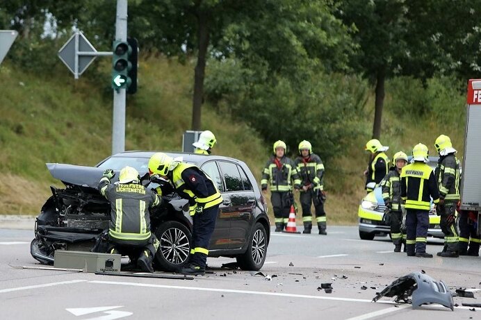 Drei Verletzte bei Unfall auf Kreuzung - Bei einem Unfall in Lichtenstein sind am Mittwochmorgen nach ersten Informationen drei Menschen verletzt worden.
