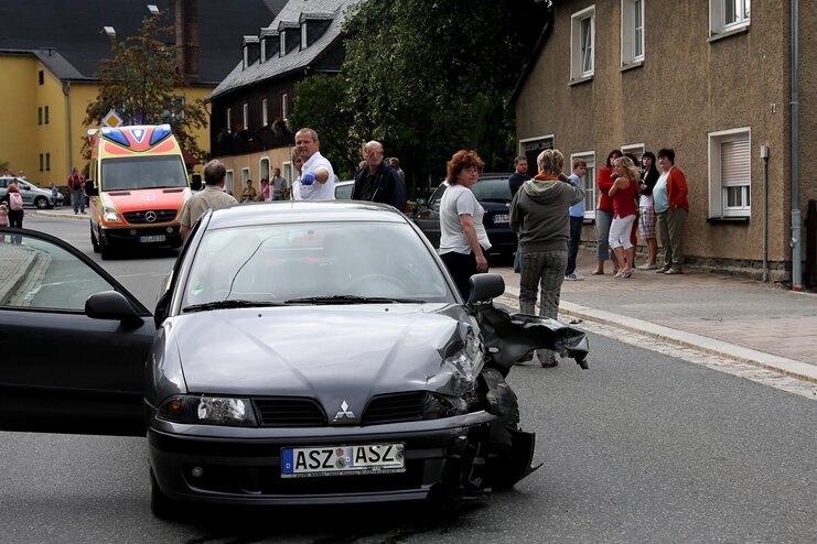 Drei Verletzte bei Unfall in Grünhain - 