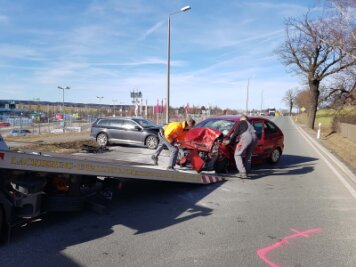 Drei Verletzte bei Unfall in Plauen - Ein Citroen und ein VW sind auf der Pausaer Straße kollidiert.