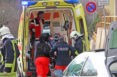 Drei Verletzte bei Unfall in Zwickau - Drei Personen sind bei einem vermeintlich harmlosen Auffahrunfall in Zwickau verletzt worden.