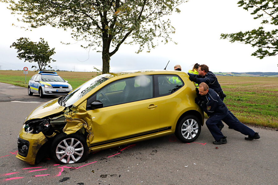 Drei Verletzte bei Verkehrsunfall in Neukirchen - Ein VW und ein Opel stießen am Donnerstag in Neukirchen zusammen.
