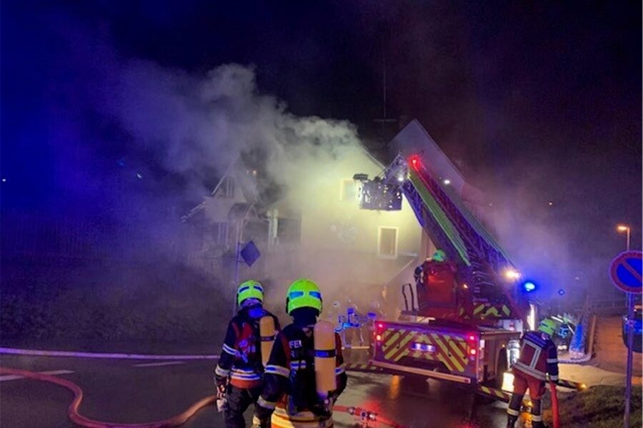 Drei Verletzte bei Wohnhausbrand in Mylau - Beim Wohnhausbrand in Mylau kam auch die Drehleiter der Reichenbacher Feuerwehr zum Einsatz.