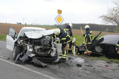 Drei Verletzte bei Zusammenstoß im Bereich Altgeringswalde - Ein Renault kollidierte beim Linksabbiegen mit einem Pickup.