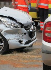 Drei Verletzte bei Zusammenstoß - Auf der Bundesstraße 101 in Lauter gab es am Freitag einen schweren Unfall. Dabei wurden drei Personen verletzt.