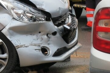 Auf der Bundesstraße 101 in Lauter gab es am Freitag einen schweren Unfall. Dabei wurden drei Personen verletzt.
