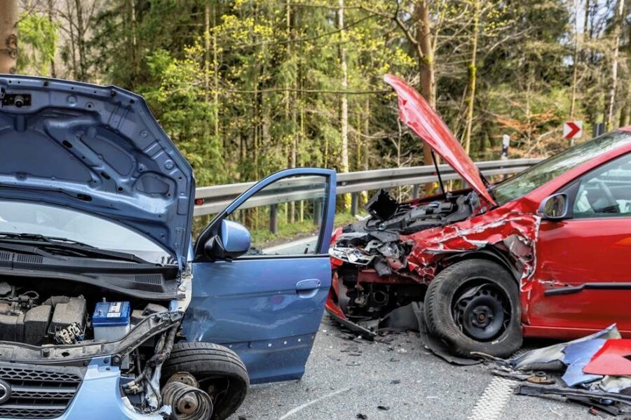 Drei Verletzte nach Frontalcrash auf Bundesstraße 101 bei Schönbrunn - An den zwei beteiligten Fahrzeugen entstand hoher Sachschaden. 