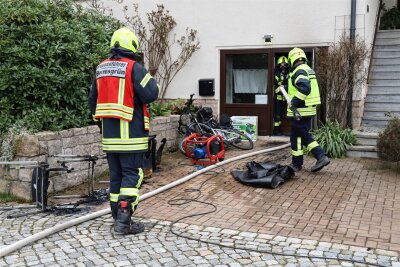 Drei Verletzte nach Kellerbrand in einem Wohnhaus von Bermsgrün - Im Kellergeschoss des Wohnhauses in Bermsgrün hatte sich ein Akku während des Ladevorgangs entzündet.