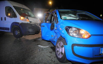 Drei Verletzte nach Kollision in Waldkirchen - Bei einem Unfall in Waldkirchen sind am Samstagabend drei Menschen verletzt worden, einer davon schwer.
