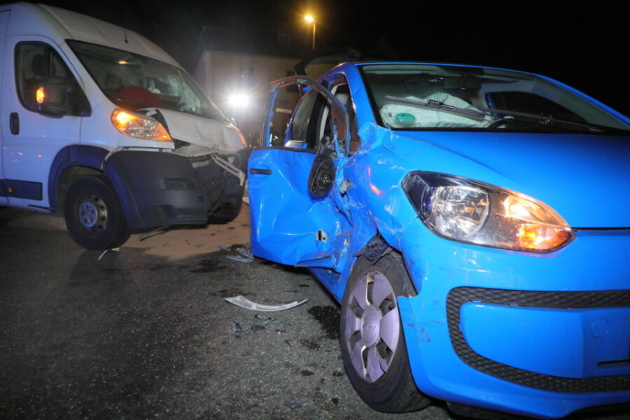Drei Verletzte nach Kollision in Waldkirchen - Bei einem Unfall in Waldkirchen sind am Samstagabend drei Menschen verletzt worden, einer davon schwer.