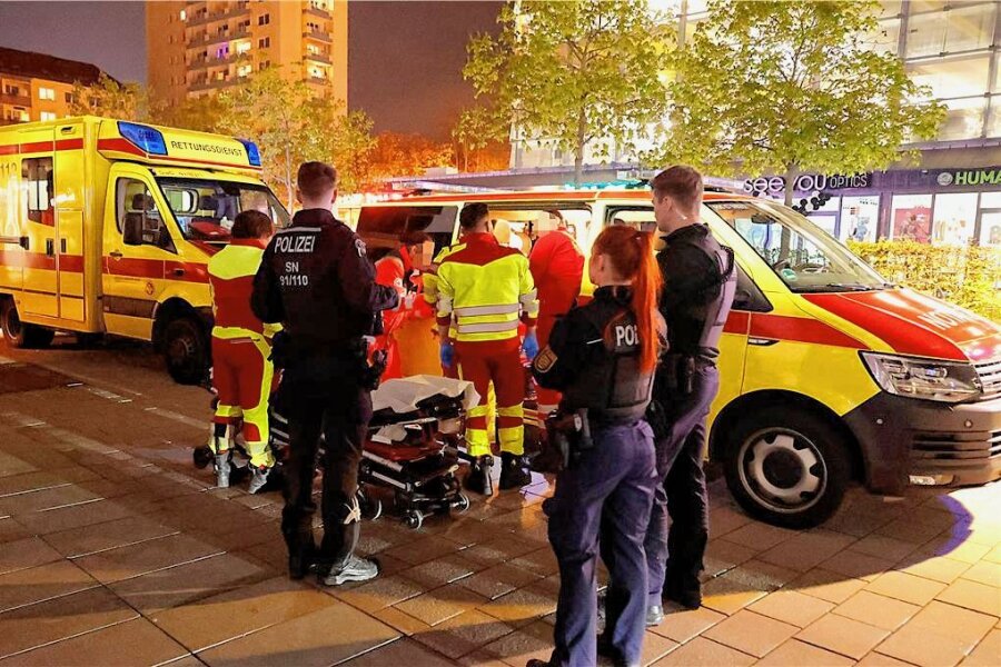 Drei Verletzte nach Schlägerei Am Wall in Chemnitz - Ein Notarzt und mehrere Rettungswagen waren im Einsatz. Die Polizei konnte zwei Tatverdächtige identifizieren.