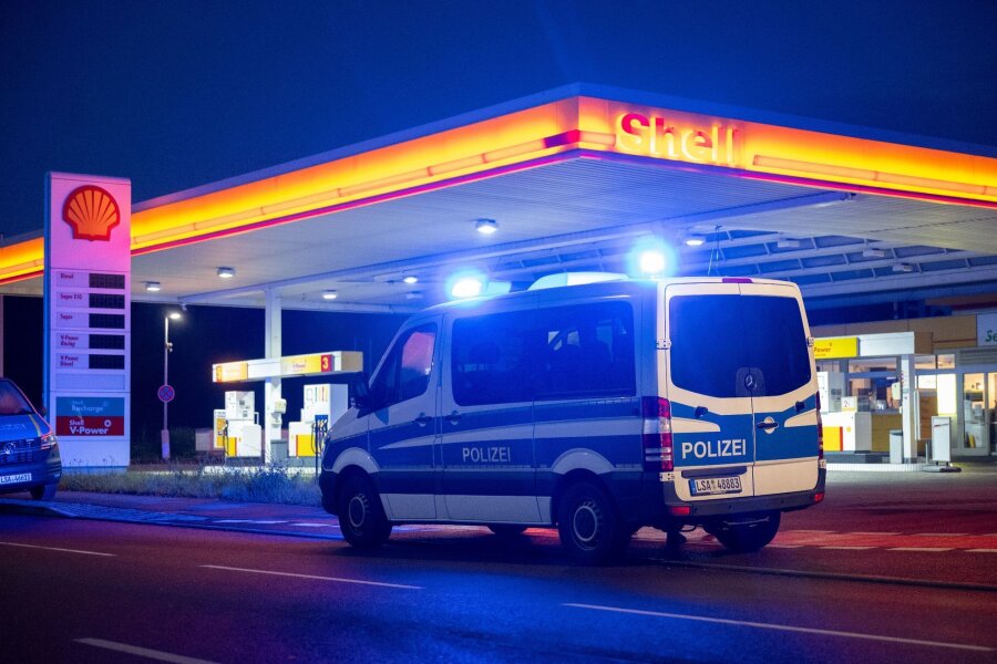 Drei Verletzte nach Schüssen an Tankstelle in Merseburg - Die Polizei sichert den Tatort an einer Tankstelle in Merseburg.