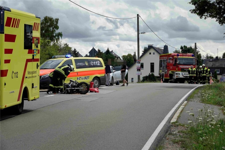 Drei Verletzte nach Unfall in Niederwiesa im Krankenhaus - Die Lichtenwalder Straße in Niederwiesa war am Sonntag für die Unfallaufnahme voll gesperrt.