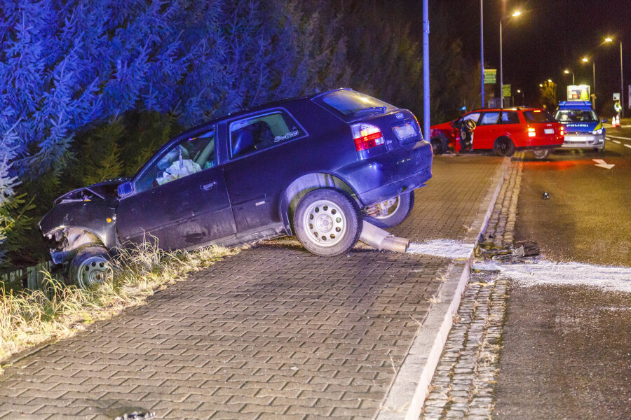 Drei Verletzte nach Unfall in Stollberg - Am frühen Mittwochmorgen kam es an der Stollberger Schillerstraße zu einem Verkehrsunfall.