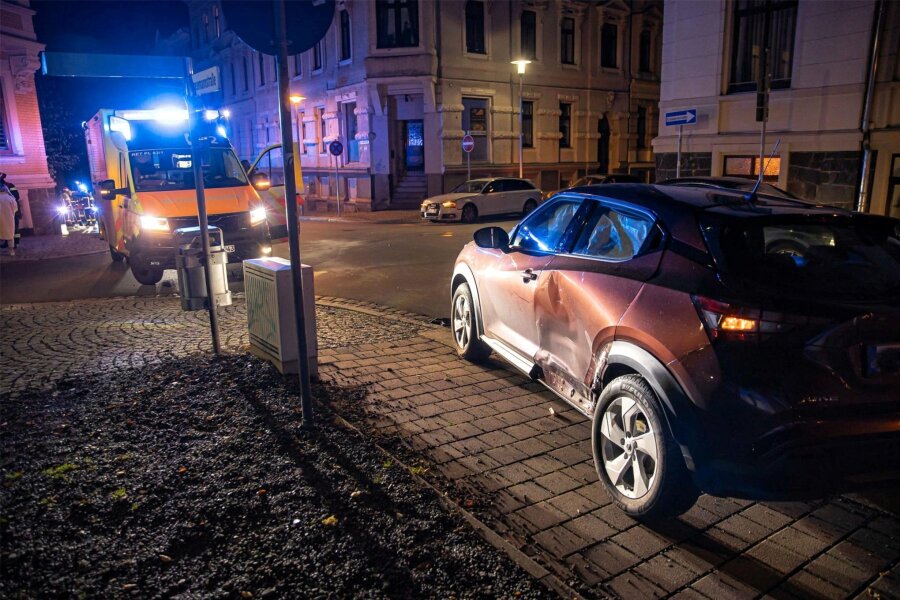 Drei Verletzte: Schwerer Unfall am Donnerstagabend in Plauen - Ein schwerer Verkehrsunfall hat sich auf der Kreuzung Stresemannstraße/Fucik-Straße am Donnerstag ereignet.