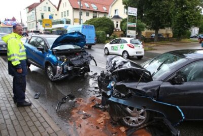 Drei Verletzte und 28.000 Euro Schaden nach Kollision - 