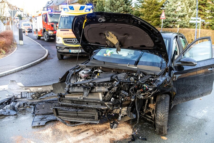 Drei Verletzte und 30.500 Euro Schaden nach Zusammenprall von Autos in Bad Schlema - In Bad Schlema ist es am Freitagmorgen zu einem Verkehrsunfall gekommen. Beteiligt waren zwei Pkw Skoda.