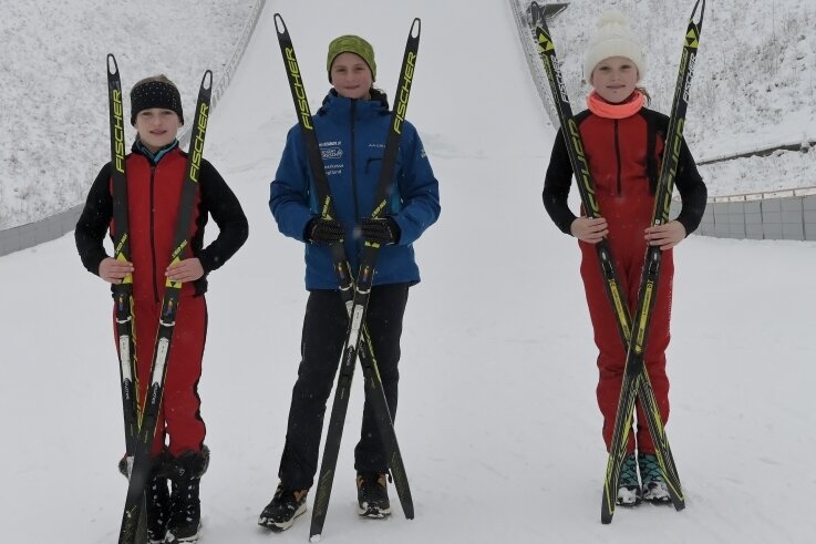 Britta Reichelt, Johanna Schaller und Esther Leistner (von links) vom VSC Klingenthal haben in ihrer Altersklasse jeweils Gold geholt. 