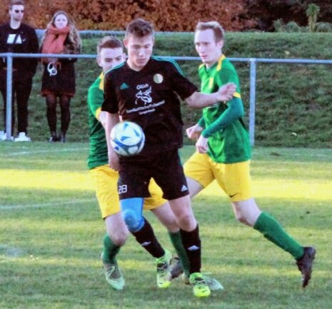 Drei wichtige Punkte - A-Jugend-Spieler Levi Strobel (vorn) kam nach etwa einer Stunde für Patrick Planer ins Spiel und agierte im Angriff der Gastgeber. 