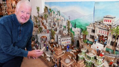 "Dreidimensionales Puzzle" bereichert Weihnachtsschau - Nach wochenlanger Puzzlearbeit setzt Eckart Holler eine der letzten Figuren auf den Berg.