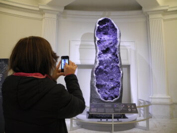Dreieinhalb Meter hoher Amethyst-Kristall in New York enthüllt - Ein dreinhalb Meter hoher, mehr als vier Tonnen schwerer Amethystkristall ist jetzt im Naturkundemuseum in New York zu sehen.