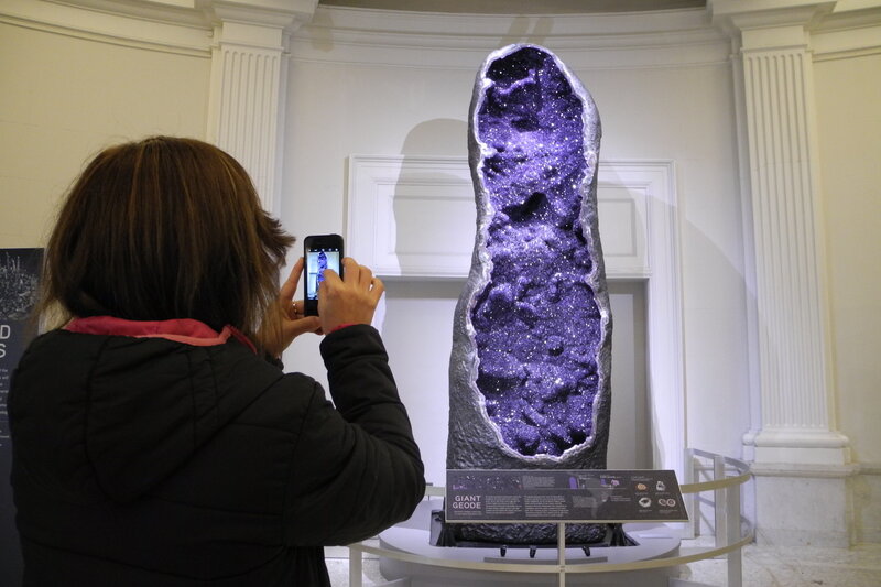 Dreieinhalb Meter hoher Amethyst-Kristall in New York enthüllt - Ein dreinhalb Meter hoher, mehr als vier Tonnen schwerer Amethystkristall ist jetzt im Naturkundemuseum in New York zu sehen.