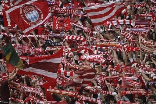  - Die Fans von Bayern München feiern den Sieg gegen Bochum, der de facto für ihre Mannschaft die Meisterschaft bedeutet.